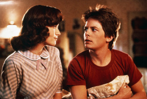 Der Teenager Marty (Michael J. Fox) wird mit der Zeitmaschine in das Jahr 1955 katapultiert, wo sich seine eigene Mutter (Lea Thompson) unsterblich in ihn verliebt.