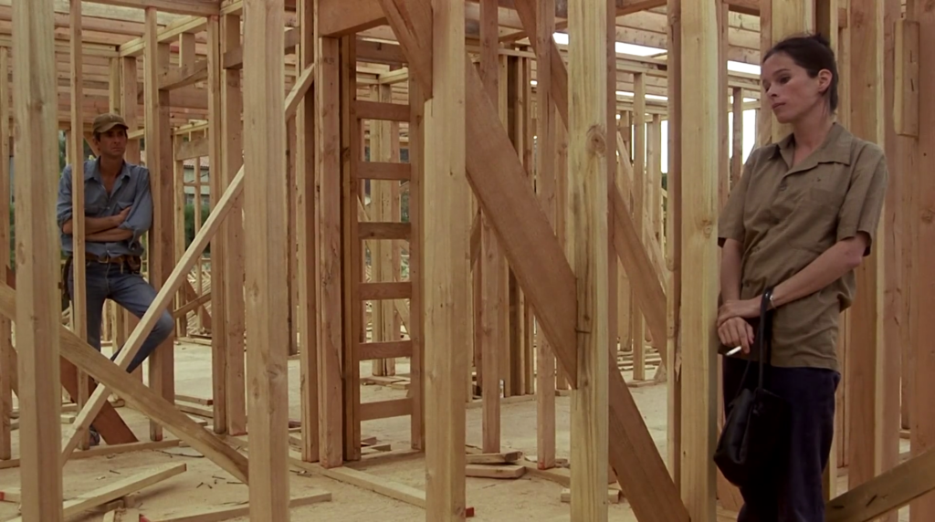 Emily encounters Neil Curry (Anthony Perkins) at a construction site. 