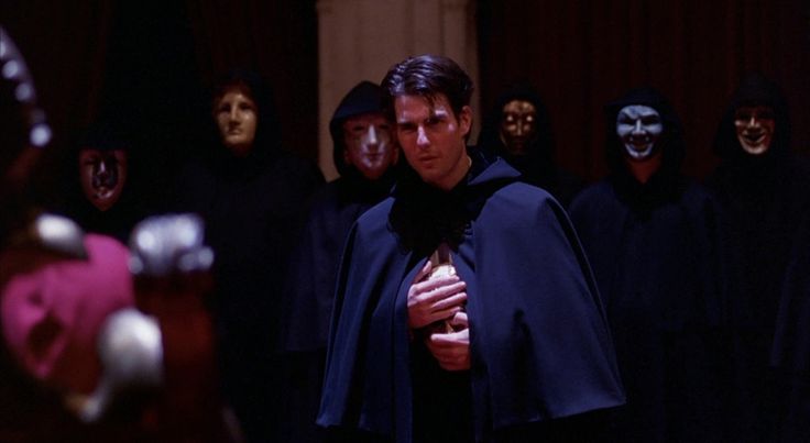 Bill (Tom Cruise) standing unmasked before the orgy attendees.