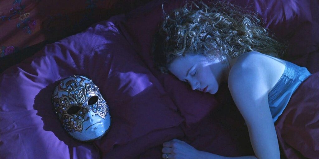 Alice (Nicole Kidman) sleeping next to Bill’s mask lying on the pillow.